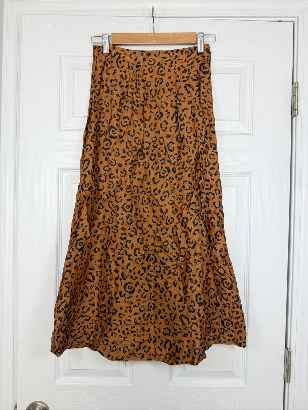 Farm Rio Size XS • Leopard Silky Midi Skirt. - Picture 3 of 8